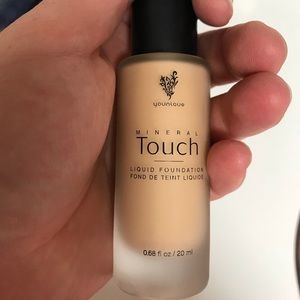 Younique foundation velour used 3 times (9 drops)